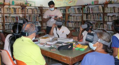Personal de la Biblioteca Pública de San Pedro de Coche disfruta de sesión de realidad virtual