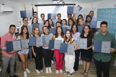Cevamar entrega 38 certificados a estudiantes que completaron programa de inglés