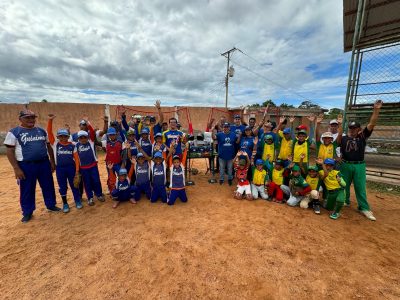 Cevamar hace donación a escuelas de beisbol menor en Villalba