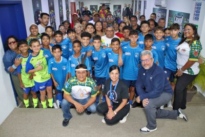 Héroes del fútbol neoespartano visitan Cevamar para compartir su éxito y sus valores